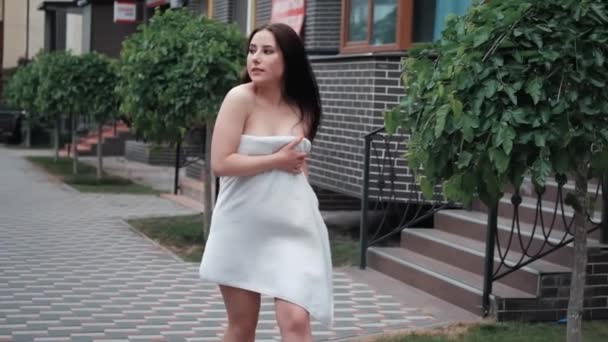 Menina Atraente Envolto Toalha Banho Caminha Longo Uma Rua Cidade — Vídeo de Stock