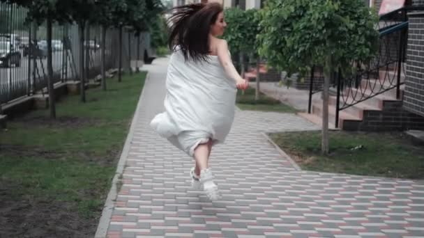 Menina Bonita Cobertor Branco Andando Pela Rua Câmara Lenta — Vídeo de Stock