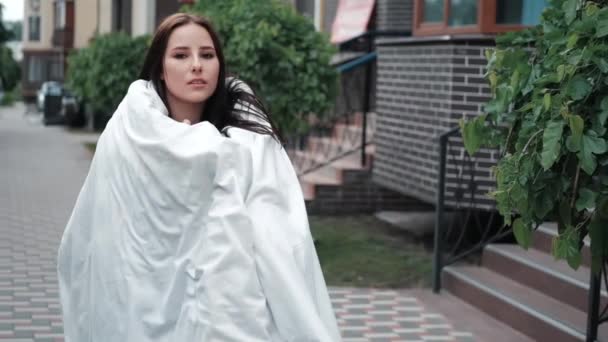 Mooi Meisje Een Witte Deken Lopen Door Straat Slow Motion — Stockvideo