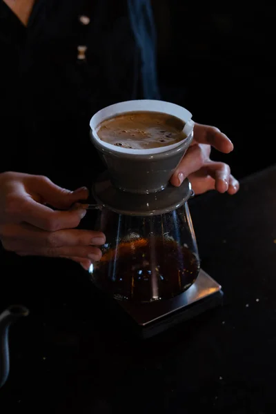 Barista Gießen Heißes Wasser Auf Rauen Braunen Blasen Kaffee Durch — Stockfoto