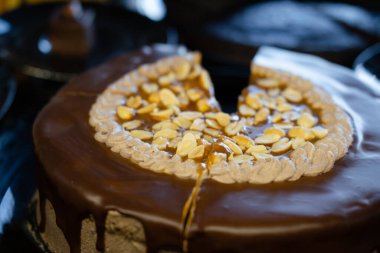 Fındıklı çikolatalı pasta. koyu ışık.