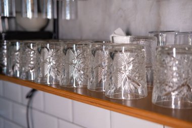 Çatı katında temiz boş şarap, bira, su bardakları, doğal ışık..