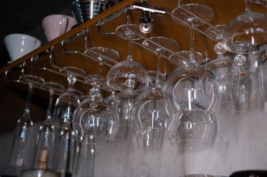 Çatı katında temiz boş şarap, bira, su bardakları, doğal ışık..