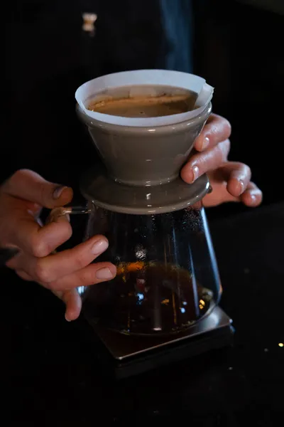 Barista Wlać Gorącą Wodę Szorstkie Brązowe Bąbelki Kawy Przez Filtr — Zdjęcie stockowe
