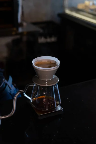 Barista Giet Heet Water Ruwe Bruine Bubbels Koffie Door Druppelfilter — Stockfoto