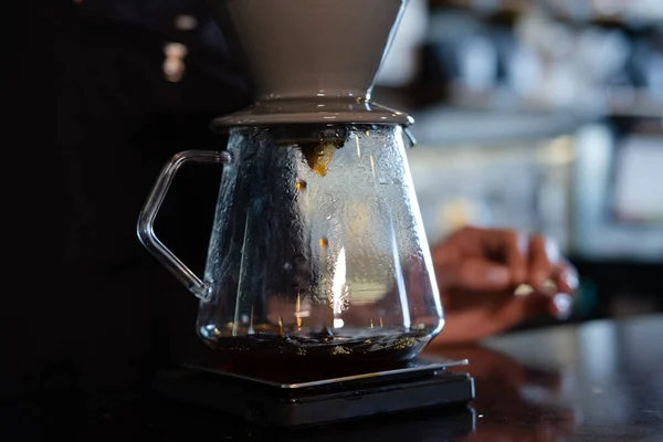 Barista Gießen Heißes Wasser Auf Rauen Braunen Blasen Kaffee Durch — Stockfoto