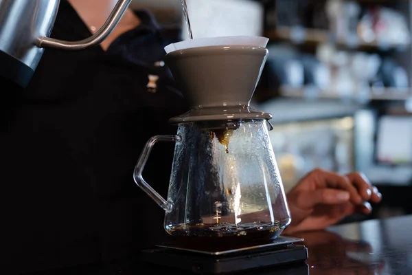 Barista Vierta Agua Caliente Café Burbujas Marrón Áspero Través Del — Foto de Stock