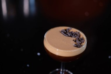 Rendelenmiş çikolatayla süslenmiş espresso martini kokteyli. Alkol kokteyli..