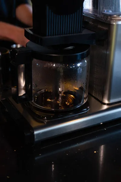 コーヒーのガラス瓶とコーヒーメーカー コーヒーマシンをろ過しろ 代替コーヒーの製造 — ストック写真