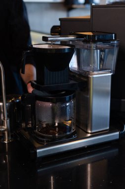 Cam sürahi kahveyle kahve makinesi. Kahve makinesini filtrele. alternatif kahve yapma.