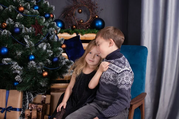 Ładne dzieci - mały chłopiec i dziewczynka - w pobliżu choinki. Nowy Rok. przyjaźń, dzieci. brat i siostra - czas rodzinny na Boże Narodzenie — Zdjęcie stockowe