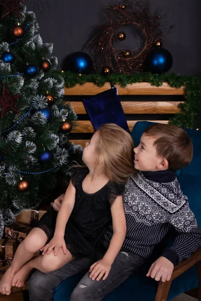 Güzel çocuklar, küçük bir oğlan ve kız, Noel ağacının yanında. Yeni yıl. Dostluk, çocuklar. Erkek ve kız kardeş - Noel 'de aile zamanı — Stok fotoğraf