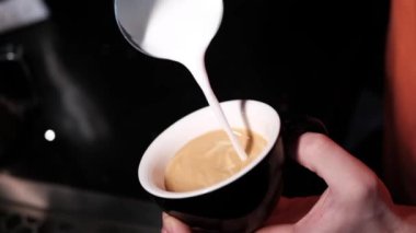 Kahve köpüklü kahve, espresso. Mükemmel bir latte sanatı yaratmak. Koyu renkler, kahve evi. yavaş çekim