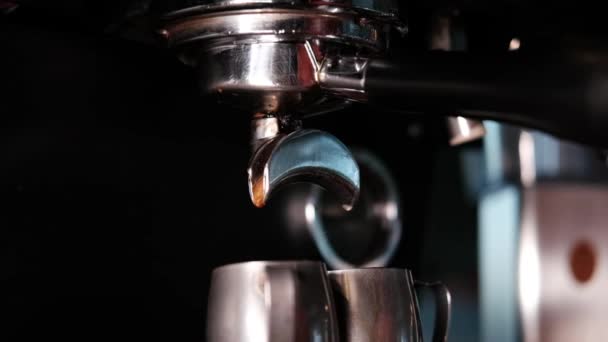 술집, 바, 레스토랑에서 커피를 만드는 에스프레소 기계의 근접 사진. 전문 커피 양조. 커피 샵 (Coffee Shop) 은 레스토랑 서비스 개념이다. 느린 동작 — 비디오