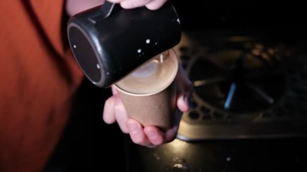 Barista derramando espuma de latte no café, café expresso. criando uma arte de latte perfeita. cores escuras, casa de café. câmara lenta — Vídeo de Stock