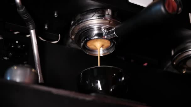 在酒吧、酒吧、餐厅里制作咖啡的浓缩咖啡机的特写镜头。专业咖啡酿造。咖啡店自助餐厅服务理念.慢动作 — 图库视频影像