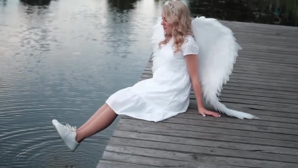 Mujer con alas de ángel blanco. hermosa rubia en traje de ángel. Cielo, pureza. Buena persona. cámara lenta — Vídeos de Stock