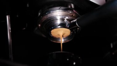 Espresso makinesinin yakın çekimi. Barda, barda, restoranda kahve yapıyor. Profesyonel kahve demleme. Kafeterya Kafeteryası Restoran Hizmetleri Konsepti. yavaş çekim