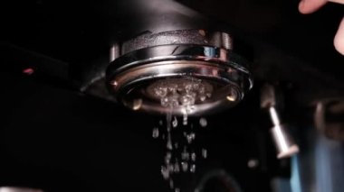 Profesyonel bir kahve makinesini kapat. Çatı katı koyu kahve dükkanı. yavaş çekim