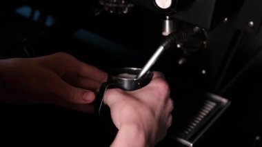 Süt köpüğünü kapuçino ya da latte, ısıtma ve kırbaçlama için hazırlama süreci. Barista sütü sürahide buharlaştırıyor. yavaş çekim
