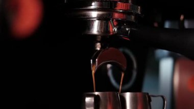 Profesyonel kahve makinesinden sade kahve dökülüyor. Kahve yapan barista. Koyu kahve dükkanı. yavaş çekim
