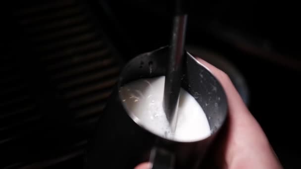 カプチーノやラテ、加熱やホイップ用のミルクフォームを準備するプロセス。ピッチャーの中でミルクを蒸しバリスタ。スローモーション — ストック動画