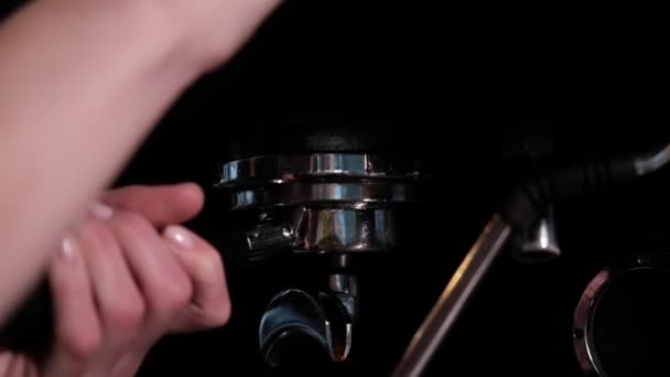 Afsluiting van een professioneel koffiezetapparaat. hok donker koffiehuis. slow motion — Stockvideo