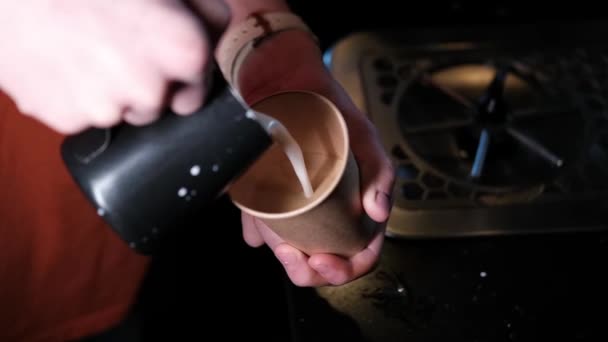 Latte Art von Barista. Milch in Kaffee gießen. Dunkles Kaffeehaus. Zeitlupe — Stockvideo
