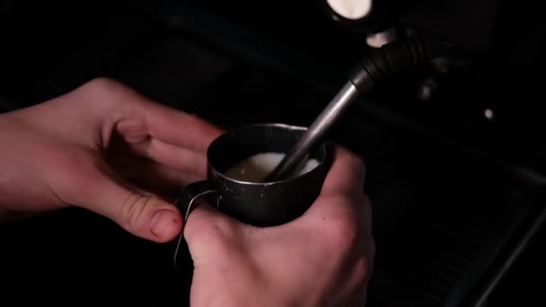 Proces van de bereiding van melkschuim voor cappuccino of latte, verwarming en zweepslagen. Barista stomende melk in de kruik. slow motion — Stockvideo