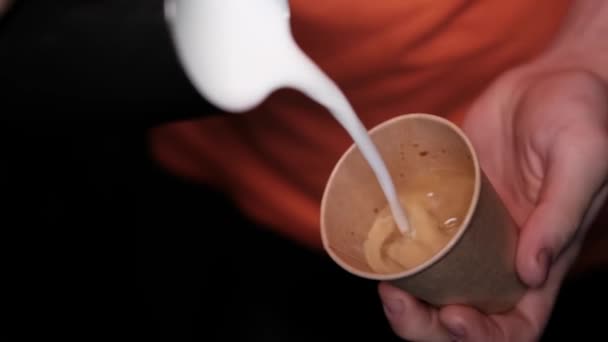 Latte konst av barista. Häll mjölk i kaffe. Mörkt kaffehus. slow motion — Stockvideo