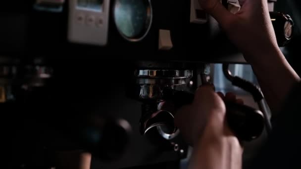 Närbild av en professionell kaffemaskin. loft mörkt kafé. slow motion — Stockvideo