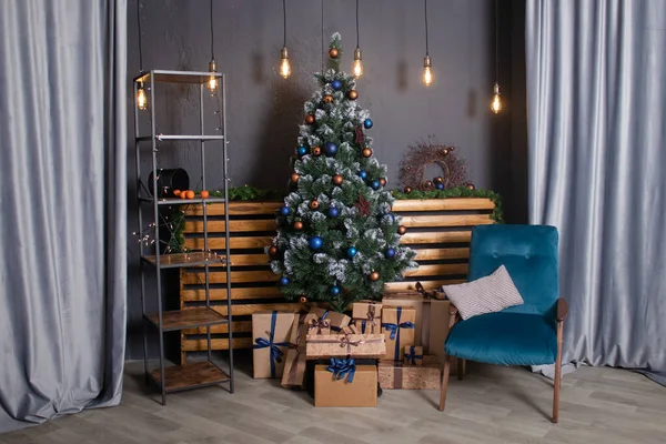 Stijlvol loft kamer interieur met mooie kerstboom. donkerblauw en bruin en gouden kleuren. nieuwjaar sfeer decoratie. — Stockfoto