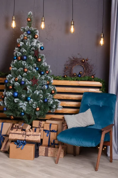 Stijlvol loft kamer interieur met mooie kerstboom. donkerblauw en bruin en gouden kleuren. nieuwjaar sfeer decoratie. — Stockfoto