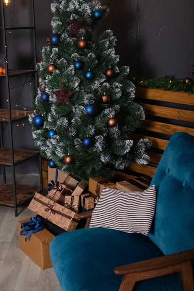 Stijlvol loft kamer interieur met mooie kerstboom. donkerblauw en bruin en gouden kleuren. nieuwjaar sfeer decoratie. — Stockfoto