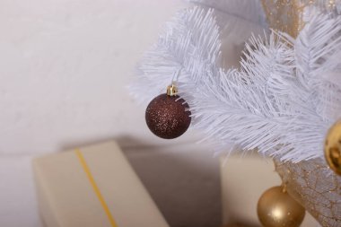 Noel ağacı dallarına ve dekora yakın altın rengi kahverengi baloncuklar ve baloncuklar. Geçmişi. metin için boşluk kopyala