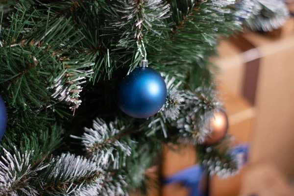 Groene kerstboom met blauwe en bruine en gouden versieringen ballen bellen op. Nieuwjaarsviering. kopieer ruimte voor tekst — Stockfoto