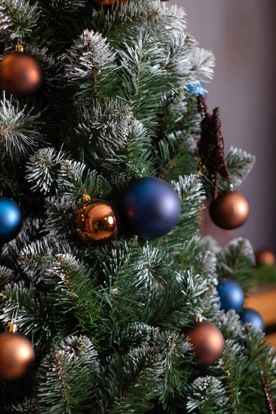Üzerinde mavi, kahverengi ve altın renkli baloncuklar olan yeşil Noel ağacı. Yeni yıl kutlaması. metin için boşluk kopyala — Stok fotoğraf