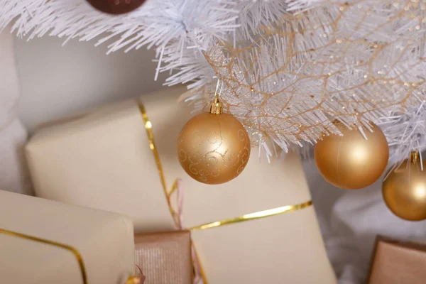Hromada dárkových krabic u vánočního stromku. dárky na nový rok. béžové a hnědé barvy — Stock fotografie