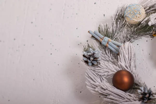 Zblízka vánoční strom větve a dekor - koule a bubliny ve zlatých, hnědých barvách na něm. pozadí. kopírovat prostor pro text — Stock fotografie