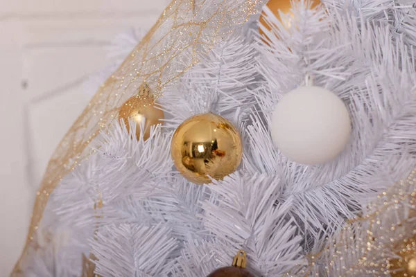 Närbild av julgran grenar och inredning - bollar och bubblor i gyllene, bruna färger på den. bakgrund. kopieringsutrymme för text — Stockfoto