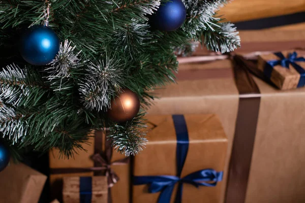 Hromada dárkových krabic u vánočního stromku. dárky na nový rok. béžové a hnědé barvy — Stock fotografie