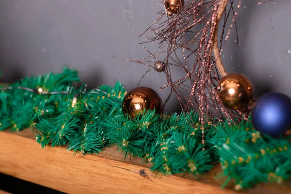 Στεφάνι Χριστουγέννων κοντά σε κλαδιά χριστουγεννιάτικου δέντρου και διακόσμηση - μπάλες και φυσαλίδες σε μπλε και καφέ χρώματα. διακόσμηση νέου έτους — Φωτογραφία Αρχείου