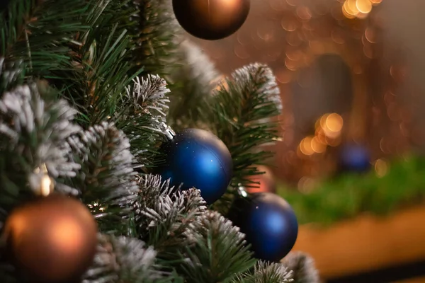 Grüne Weihnachtsbäume mit blauen, braunen und goldenen Dekorationskugeln darauf. Neujahrsfeier. Kopierraum für Text — Stockfoto