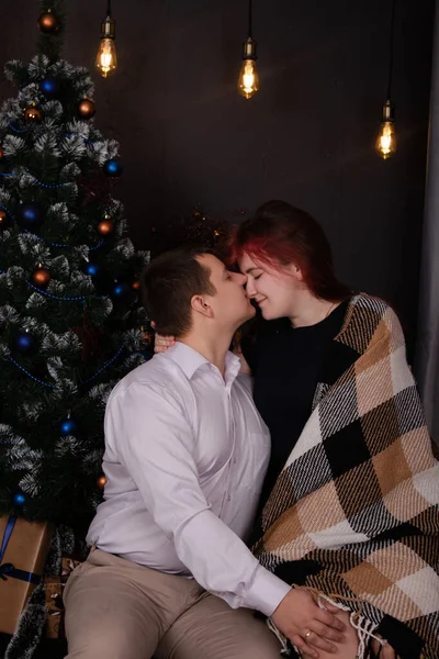 Feliz pareja cerca de árbol de Navidad y decoraciones. familia en la víspera de año nuevo. Esposa y marido enamorados. matrimonio exitoso — Foto de Stock