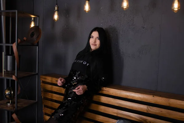 Молодая привлекательная женщина в черном в серой мансарде. модная одежда. женский портрет — стоковое фото