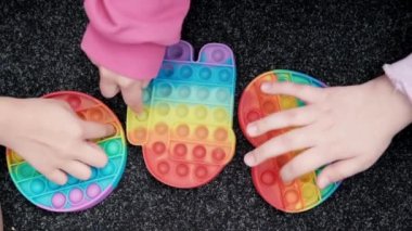 Moda silikon hareketlendirme oyunu duyusal oyuncak patlat. Gökkuşağı yumuşak silikon kabarcıkları. Anksiyete, stres önleyici, zihinsel sağlık konsepti. Stres önleyici oyun popit