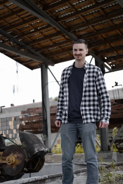 Retrato de homem com bigode em xadrez camisa preta e branca fora — Fotografia de Stock