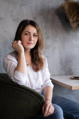 Çatı katındaki esmer kadının portresi. Kahve molası. Yemek vakti. Mutlu işçi. İş kadını rahatla