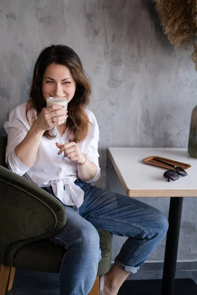 Portrait de femme brune fille dans un loft café. pause café. l'heure du déjeuner. travailleur heureux. femme d'affaires relax — Photo
