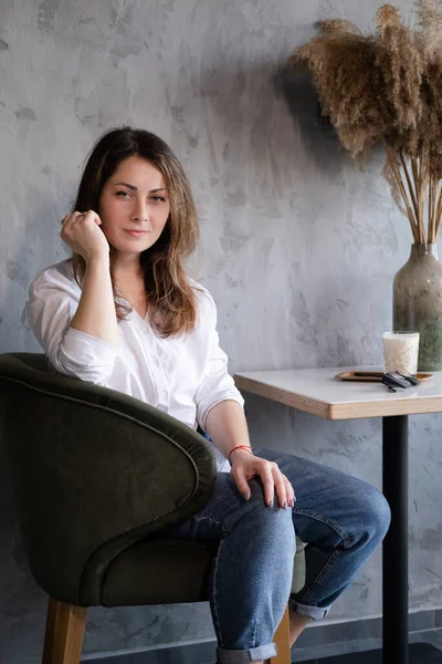 Belle brune femme fille en chemisier blanc et jeans dans loft café intérieur. pause café. travailleur heureux. — Photo